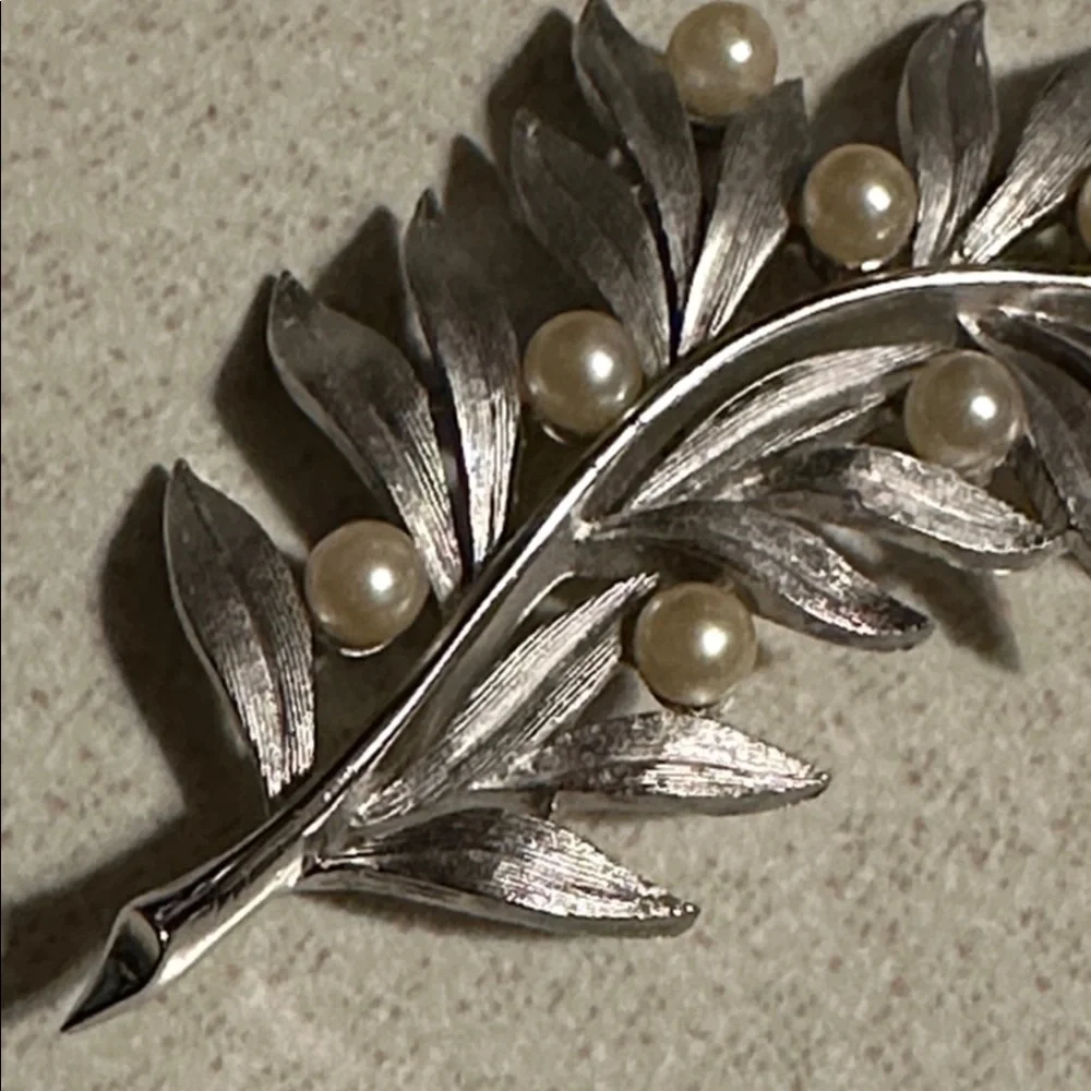 Vintage Crown Trifari Silver tone Leaf Brooch with faux Pearls (805)